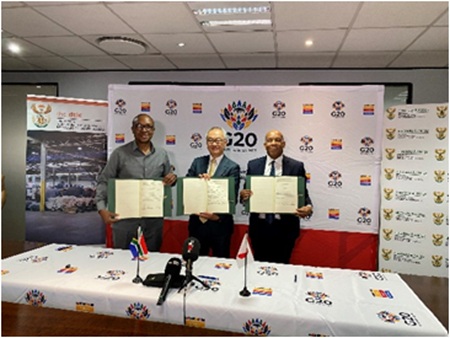 写真　左からタウ貿易産業競争相、志水大使、ラモホパ電力エネルギー相（南ア政府提供）