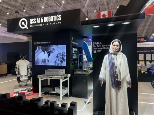 写真　アンドロイドを展示するサウジアラビア企業ブース（ジェトロ撮影）