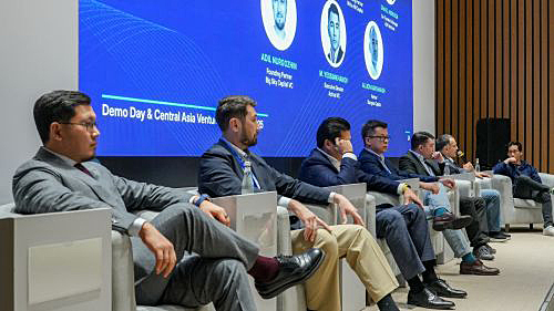 写真　イベント冒頭、VCなどがパネルセッションに登壇（主催者提供）