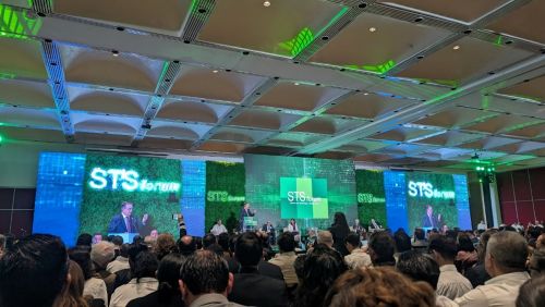 写真　STSフォーラム開会あいさつを述べるエブラル経済相（ジェトロ撮影）