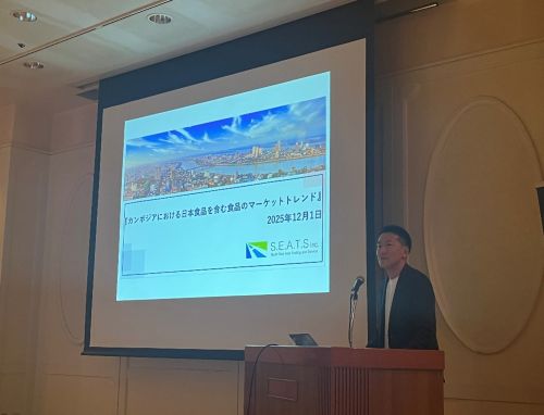 写真　食品のマーケットトレンドを説明する峯島氏（ジェトロ撮影）