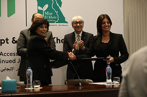 写真　署名式の様子（JTI提供）