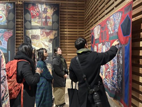 写真　「FUJI TEXTILE WEEK 2025」視察の様子（ジェトロ撮影）