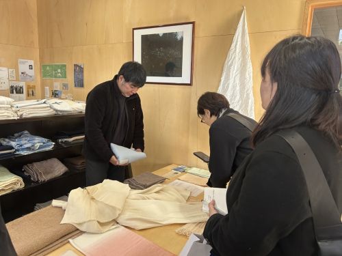 写真　織物事業者との商談の様子（ジェトロ撮影）