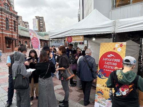 写真　試食提供と来場者へのヒアリングの様子（ジェトロ撮影）