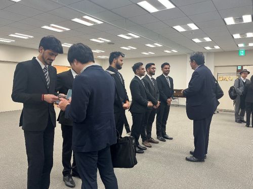 写真　大学関係者・21人の学生・セミナー参加者のネットワーキング（ジェトロ撮影）