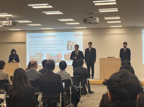 写真　日本語と英語で発表を行う同大の学生（ジェトロ撮影）