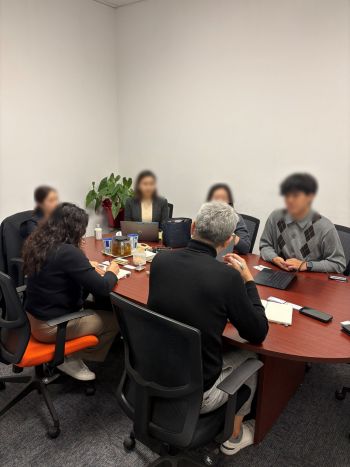 写真　現地バイヤーとの商談の様子（ジェトロ撮影）