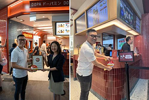 写真　認定式の様子〔Devon Group提供（左）、ジェトロ撮影（右）〕