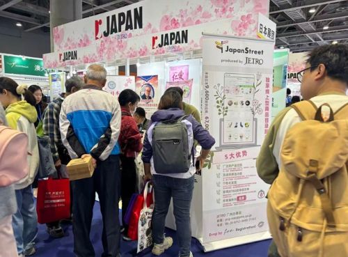 写真　バイヤーに「Japan Street」をPRしている様子（ジェトロ撮影）