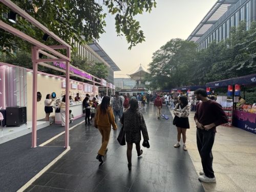 写真　会場では化粧品や韓国食品などのブースが並んでいた（ジェトロ撮影）