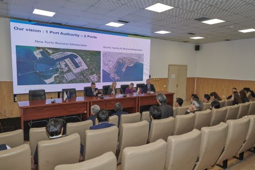 写真　港湾管理局での説明会の様子（ジェトロ撮影）