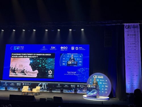 写真　講演を行うイスラエル国家サイバー総局（INCD）のヨシ・カラディ局長（ジェトロ撮影）