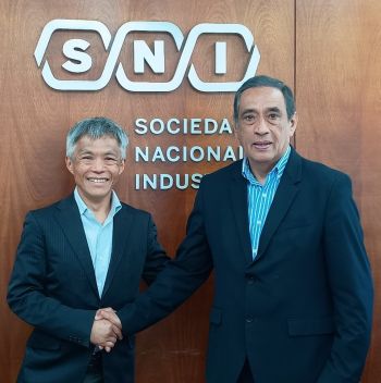 写真　「政権交代と経済は切り離された」と話すカスティージョ氏（右）（ジェトロ撮影）