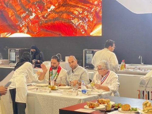 写真　著名シェフによる料理審査の様子（ジェトロ撮影）