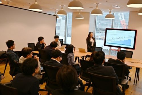 写真　アスエネ訪問の様子（ジェトロ撮影）