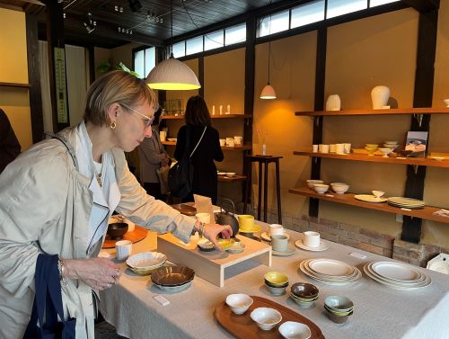 写真　佐賀県内の工芸作家・事業者訪問の様子（ジェトロ撮影）