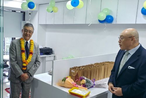 写真　開所式に出席した加藤進一社長（左）と現地法人の高梨悦二郎社長（右）（ジェトロ撮影）