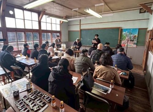 写真　日東醸造で同社商品「しろたまり」の説明を受けるバイヤー（ジェトロ撮影）