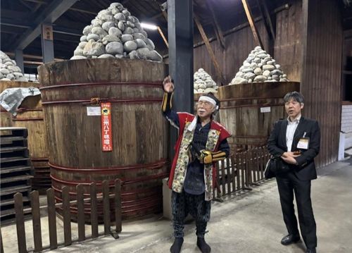写真　まるや八丁味噌で味噌蔵を見学（ジェトロ撮影）