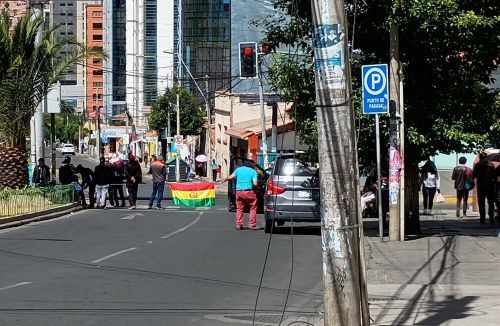 写真　朝の通勤時間帯に道路封鎖されたラパスの目抜き通り（12月19日、ジェトロ撮影）