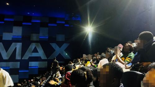 写真　公開初日に映画を見ようと会場に集まったファンら（ジェトロ撮影）