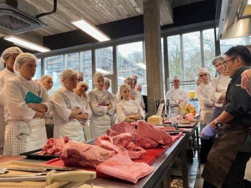 写真　和牛カッティングの実演（ジェトロ撮影）