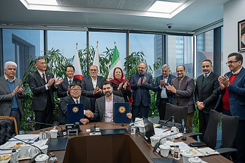 写真　署名式の様子（テヘラン商工会議所提供）