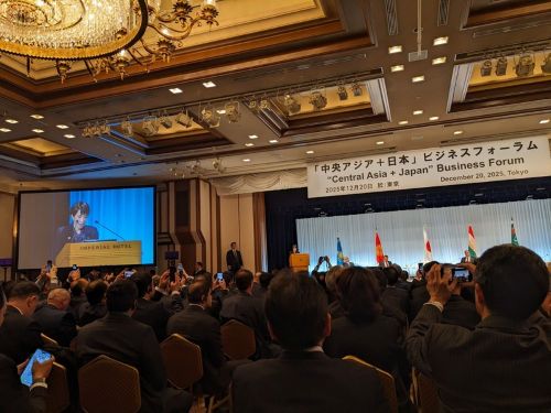 写真　フォーラムで講演する高市首相（ジェトロ撮影）