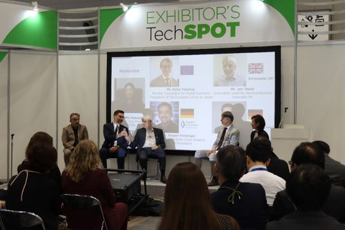 写真　左からフリッキンガー氏（バイエルン半導体アライアンス）、ミゾフ氏（ザクセン州経済振興公社）、テイラー氏（イノベートUK）、ファテルニグ氏（駐日欧州連合代表部）、河田理事（ジェトロ撮影）