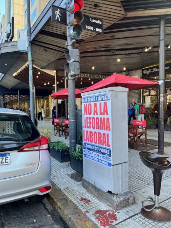 写真　労働改革に反対する張り紙（ブエノスアイレス市内）（ジェトロ撮影）