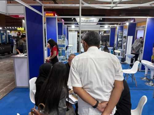 写真　ジャパンパビリオンでの商談の様子（ジェトロ撮影）