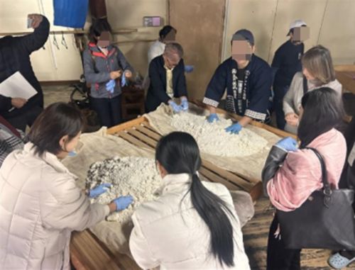 写真　製麹体験の様子（ジェトロ撮影）