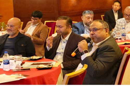 写真　日本企業からの説明と試食後、バイヤーがコメントをする様子（ジェトロ撮影）