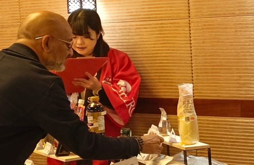 写真　サンプル展示コーナーでヒアリングを行う様子（ジェトロ撮影）