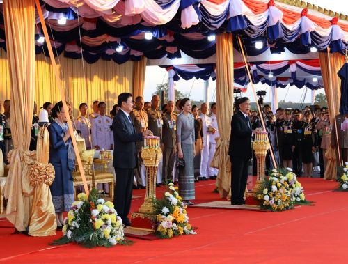 写真　開通式典の様子（前列右：ワチラロンコン国王、右から3人目：トンルン国家主席）（ジェトロ撮影）