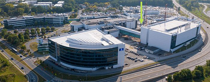 写真　建設中の5万平方フィート（4,645平方メートル）の施設（矢印部周辺。高NA EUV露光装置が設置予定）（NYクリエイツ提供）