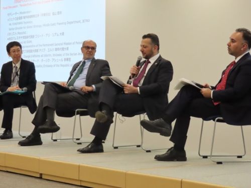 写真　パネルディスカッションの様子（ジェトロ撮影）