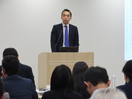 写真　イラクでの事例の紹介を行う伊藤忠プランテックの夏川忍氏（ジェトロ撮影）