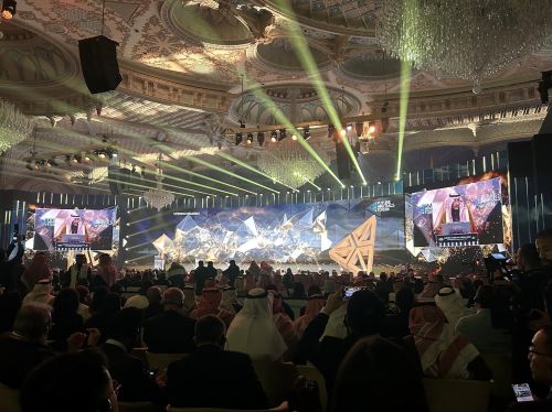 写真　会期2日目の開会あいさつでスピーチするバンダー産業・鉱物資源相（ジェトロ撮影）