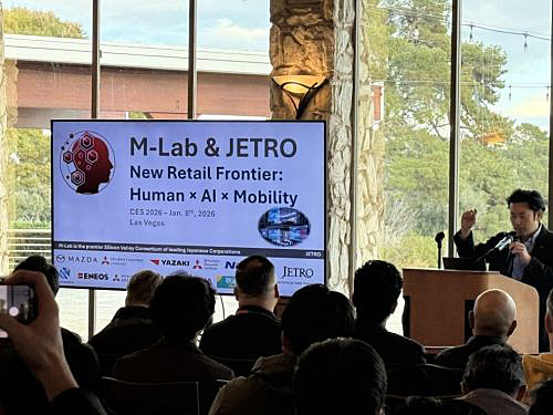 写真　司会をするマツダの森氏（M-Lab提供）