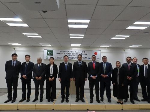 写真　フォーラムの登壇者たち（ジェトロ撮影）