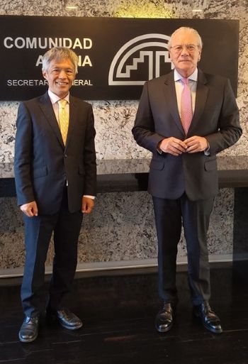 写真　日本のオブザーバー参加に期待するグティエレス事務総長（右）（ジェトロ撮影）