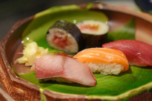 写真　福島県産米「天のつぶ」で握ったすし（ジェトロ撮影）