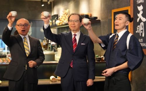 写真　福島県産酒で乾杯をする内堀知事（写真中央）、角田剛隆・在デュッセルドルフ日本総領事（左）、三本松シェフ（右）（ジェトロ撮影）