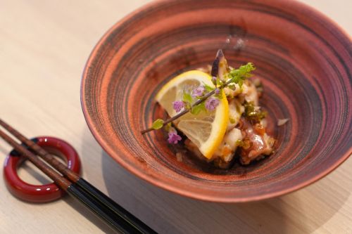 写真　「かけるあおさ」を使った小鉢（ジェトロ撮影）