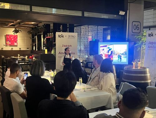 写真　食材やメニュー開発背景について話すシェフ（ジェトロ撮影）