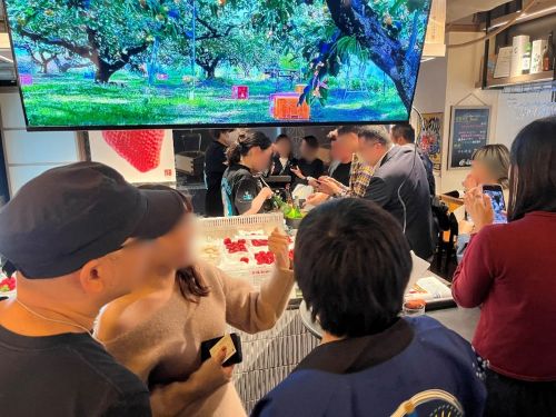 写真　試飲・試食の様子（ジェトロ撮影）