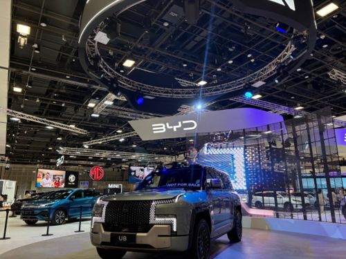 写真　シンガポール・モーターショーでBYDが展示した高級ブランド「デンザ」のSUV「ヤンワンU8」（ジェトロ撮影）