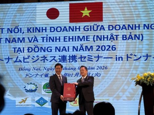 写真　ドンナイ省で開催のビジネスセミナーで記念品交換の様子（ジェトロ撮影）